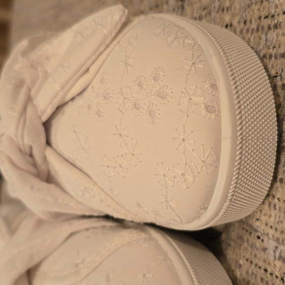 OSHKOSH BRAND TODDLER GIRLS WHITE SLIP-ON EYELET SNEAKERS SIZE 11 - Picture 3 of 15